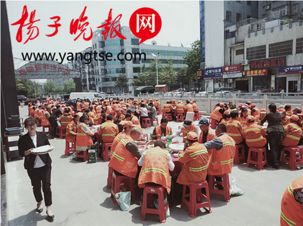 必一运动建设设“观光海鲜宴席 致敬环卫工人” 引媒体争相报道