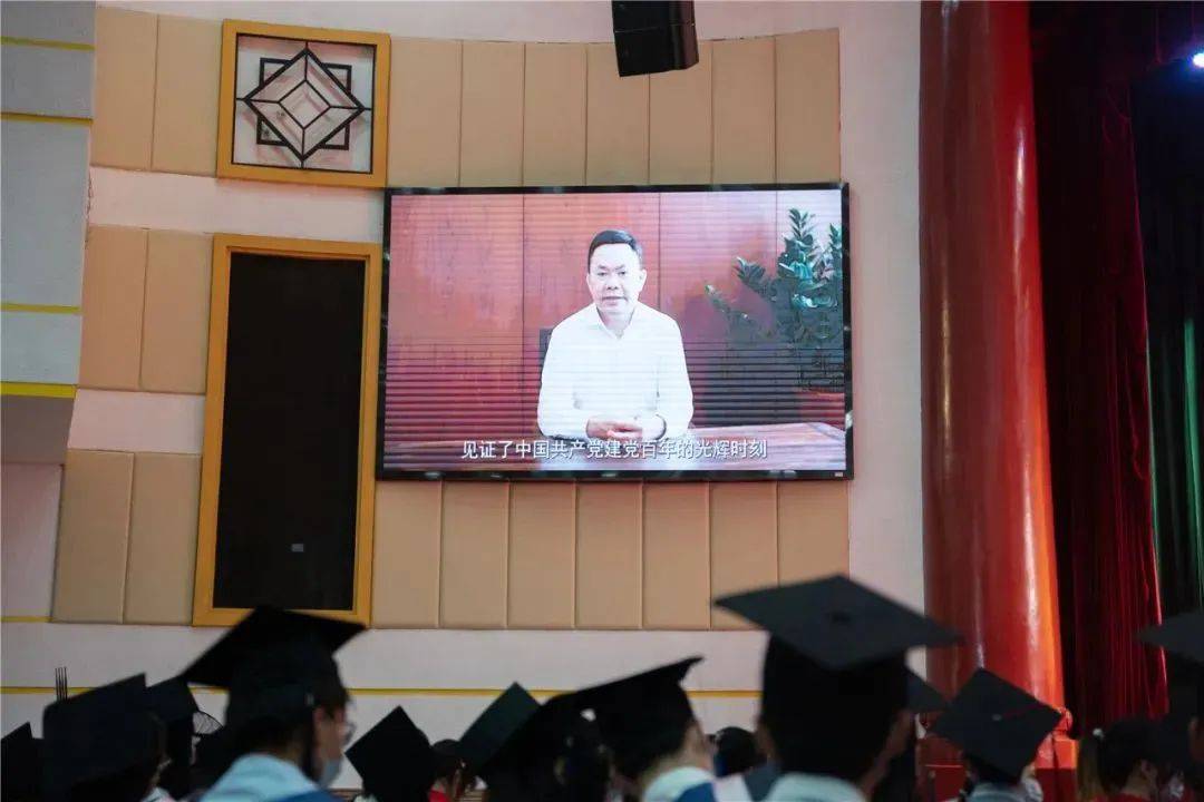 必一运动建设董事长庄重作为厦门大学校友代表在2022届毕业典礼上进行发言 